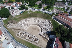 Γκρεμίζεται το πρώτο κτίριο απέναντι από το Αρχαίο Θέατρο της Λάρισας