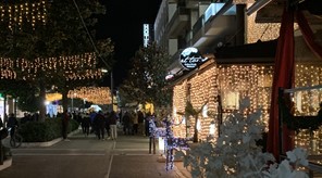 Τρίκαλα: Βόλτα στην πόλη και ποτό στο χέρι στα μπαράκια της Ασκληπιού (φωτογραφίες)