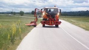 Καθαρίζει το οδικό δίκτυο στην Π.Ε. Τρικάλων η Περιφέρεια Θεσσαλίας