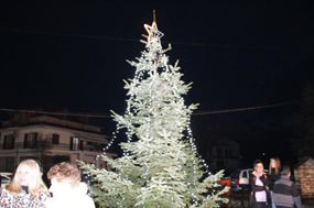 Φωταγωγήθηκε το Χριστουγεννιάτικο δέντρο στην Πηγή