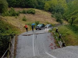 Τρίκαλα: Κατέρρευσε γέφυρα στον δρόμο προς Στουρναραίϊκα - Αποκλεισμένα τα χωριά
