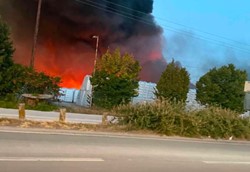 Μεγάλη πυρκαγιά στο εργοστάσιο της Καράτζης στη Λάρισα Μεγάλη πυρκαγιά στο εργοστάσιο της Καράτζης στη Λάρισα