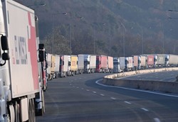 Τα μπλόκα αυξάνουν τον λογαριασμό στις μεταφορές προϊόντων Τα μπλόκα αυξάνουν τον λογαριασμό στις μεταφορές προϊόντων