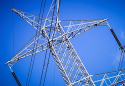 H βιομηχανία καταγγέλει χειραγώγηση της αγοράς ηλεκτρισμού 