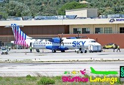 Περιμένοντας στη Σκιάθο το αεροπλάνο της Sky express για Αθήνα Περιμένοντας στη Σκιάθο το αεροπλάνο της Sky express για Αθήνα