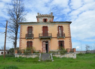 Στο σφυρί για οφειλή 3,6 εκ. των Γατένιου – Κανέλλα ο Πύργος Χαροκόπου Στο σφυρί για οφειλή 3,6 εκ. των Γατένιου – Κανέλλα ο Πύργος Χαροκόπου