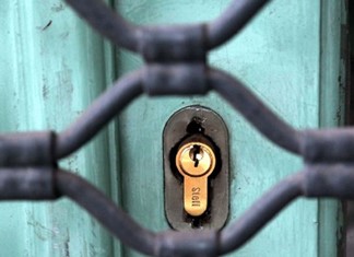 Απειλή λουκέτου για το 33% των μικρών, μεσαίων επιχειρήσεων Απειλή λουκέτου για το 33% των μικρών, μεσαίων επιχειρήσεων