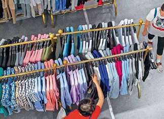 Η ενοικίαση ρούχων κερδίζει τους καταναλωτές στις ΗΠΑ
