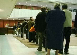 Με έλεγχο η ροή πελατών στις τράπεζες από σήμερα Δευτέρα Με έλεγχο η ροή πελατών στις τράπεζες από σήμερα Δευτέρα