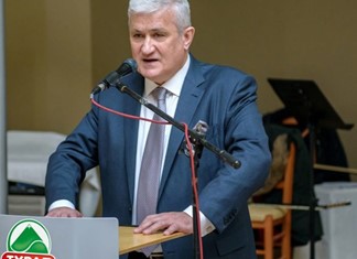 Ο Τάκης Σαράντης αποχαιρετά τον Λευτέρη Ταμπουρά Ο Τάκης Σαράντης αποχαιρετά τον Λευτέρη Ταμπουρά