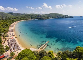 Οι περιορισμοί στις αφίξεις πνίγουν και το φετινό καλοκαίρι Οι περιορισμοί στις αφίξεις πνίγουν και το φετινό καλοκαίρι