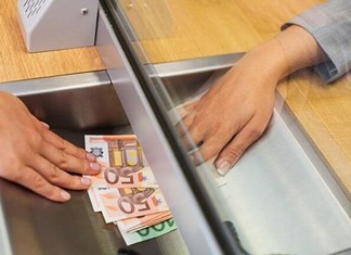 Διεκδικεί 40.00 ευρώ για ατύχημα σε τράπεζα της Λάρισας