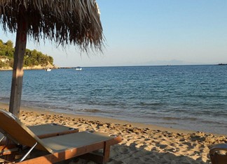 Σποράδες: Οι τουρίστες έφτασαν, τα ομπρελοκαθίσματα άργησαν Σποράδες: Οι τουρίστες έφτασαν, τα ομπρελοκαθίσματα άργησαν