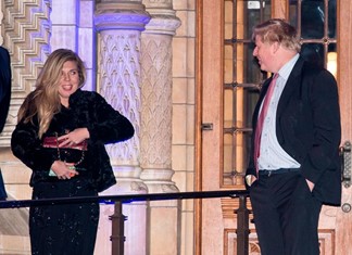 Στο Πήλιο μετά ευειδούς κυρίας ο mr Brexit Στο Πήλιο μετά ευειδούς κυρίας ο mr Brexit