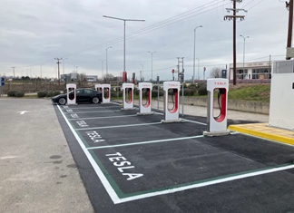 Σταθμός φόρτισης της Tesla στο Fashion City Outlet Σταθμός φόρτισης της Tesla στο Fashion City Outlet