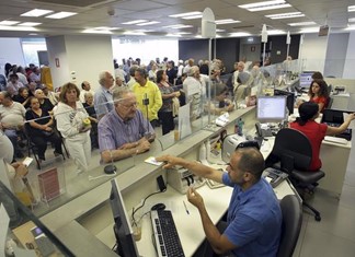 Aπολύσεις 5.000 τραπεζοϋπαλλήλων το προσεχές εξάμηνο Aπολύσεις 5.000 τραπεζοϋπαλλήλων το προσεχές εξάμηνο