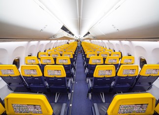 Αρνείται να ξαναπετάξει με λιγότερες θέσεις η Ryanair