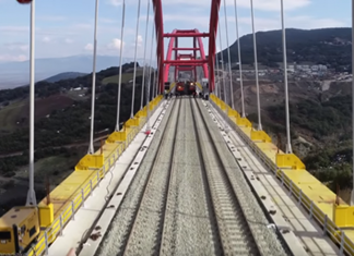 Το πρώτο τρένο πέρασε τη γέφυρα Εκκάρας (βίντεο)