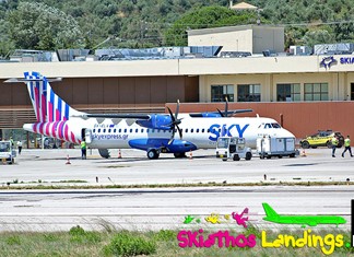 Περιμένοντας στη Σκιάθο το αεροπλάνο της Sky express για Αθήνα Περιμένοντας στη Σκιάθο το αεροπλάνο της Sky express για Αθήνα