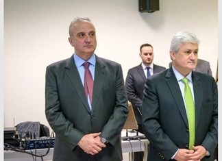 Χώρο στους νεότερους από τους Τάκη και Μιχάλη Σαράντη Χώρο στους νεότερους από τους Τάκη και Μιχάλη Σαράντη