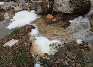 Τυροκομεία και οινοποιεία μολύνουν το ποτάμι στον Τύρναβο