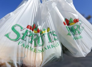 Τέσσερα σούπερ μάρκετ στο ίδιο τραπέζι για την πλαστική σακούλα Τέσσερα σούπερ μάρκετ στο ίδιο τραπέζι για την πλαστική σακούλα