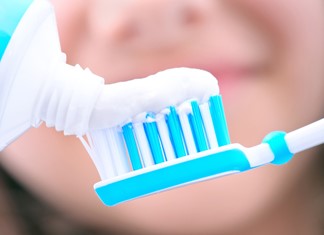 Κάντε μόνοι σας λεύκανση στα δόντια Κάντε μόνοι σας λεύκανση στα δόντια