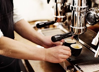 Καφές, χυμοί, αναψυκτικά, έμειναν στο 24% ΦΠΑ