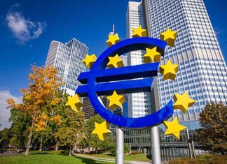 Τριπλή στήριξη της Ελλάδας από την ΕΚΤ για φθηνό χρήμα Τριπλή στήριξη της Ελλάδας από την ΕΚΤ για φθηνό χρήμα