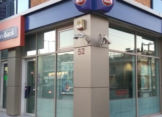 Eurobank: Συναλλαγές στα γκισέ μόνο άνω των 400 ευρώ Eurobank: Συναλλαγές στα γκισέ μόνο άνω των 400 ευρώ