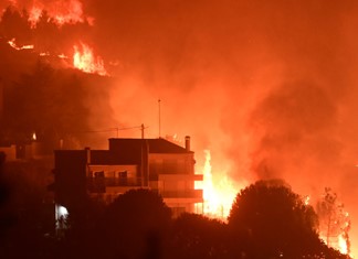 Στάχτη σπίτια και επιχειρήσεις στην Αττική - μία νεκρή Στάχτη σπίτια και επιχειρήσεις στην Αττική - μία νεκρή