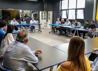 Κουρέτας με Διαμαντοπούλου και νέους επιχειρηματίες στο Joist Κουρέτας με Διαμαντοπούλου και νέους επιχειρηματίες στο Joist