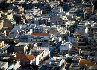 Το 35% του εισοδήματος πηγαίνει σε τροφή και στέγη Το 35% του εισοδήματος πηγαίνει σε τροφή και στέγη