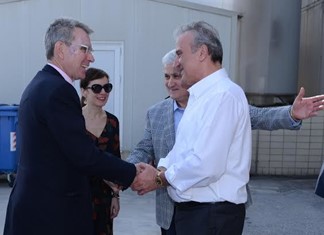 Ο Αμερικανός πρέσβης στην γαλακτοβιομηχανία ΤΥΡΑΣ Ο Αμερικανός πρέσβης στην γαλακτοβιομηχανία ΤΥΡΑΣ