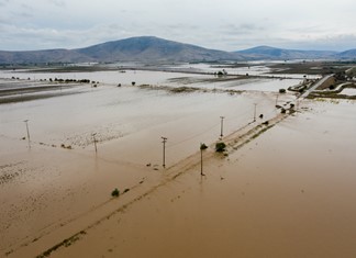 Επιβράδυνση στην οικονομία έφεραν οι πλημμύρες Επιβράδυνση στην οικονομία έφεραν οι πλημμύρες
