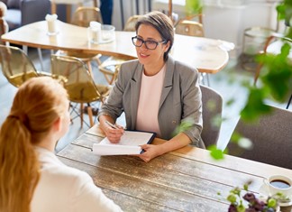 Τα 5 πρώτα λεπτά μετράνε: Τι προσέχει το HR πριν ακόμη ξεκινήσει η συνέντευξη Τα 5 πρώτα λεπτά μετράνε: Τι προσέχει το HR πριν ακόμη ξεκινήσει η συνέντευξη