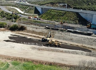 Ο εργολάβος δείχνει Πυροσβεστική και αστυνομία  Ο εργολάβος δείχνει Πυροσβεστική και αστυνομία