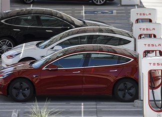 Έσπασε κάθε ρεκόρ η μετοχή της Tesla Έσπασε κάθε ρεκόρ η μετοχή της Tesla