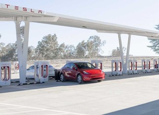 Tesla: Σταθμός φορτιστών έξω από τη Λαμία Tesla: Σταθμός φορτιστών έξω από τη Λαμία