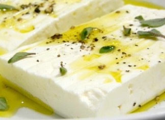 Οι Έλληνες "κόβουν" και την φέτα Οι Έλληνες "κόβουν" και την φέτα