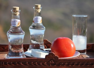 Αύξηση του Ειδικού Φόρου Κατανάλωσης στο τσίπουρο ζητά από την Ελλάδα η Κομισιόν Αύξηση του Ειδικού Φόρου Κατανάλωσης στο τσίπουρο ζητά από την Ελλάδα η Κομισιόν