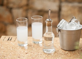 Συναντήθηκαν στον Τύρναβο και αγωνιούν για το τσίπουρο οι Έλληνες αμβυκούχοι Συναντήθηκαν στον Τύρναβο και αγωνιούν για το τσίπουρο οι Έλληνες αμβυκούχοι