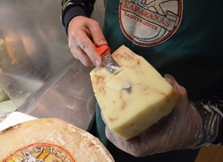 Συμβολαιακή της Πειραώς με το τυροκομείο Καρακάνας στο Στεφανοβίκειο Συμβολαιακή της Πειραώς με το τυροκομείο Καρακάνας στο Στεφανοβίκειο