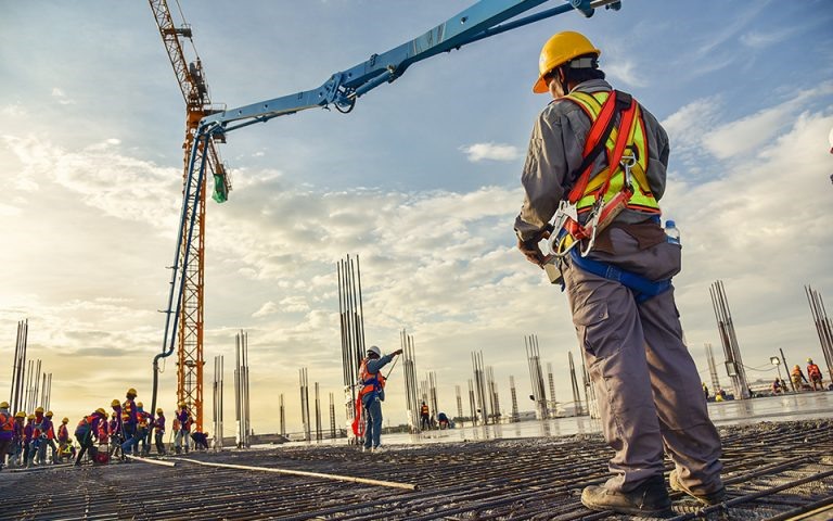 Λείπουν 200.000 εργαζόμενοι από κατασκευές και τουρισμό 