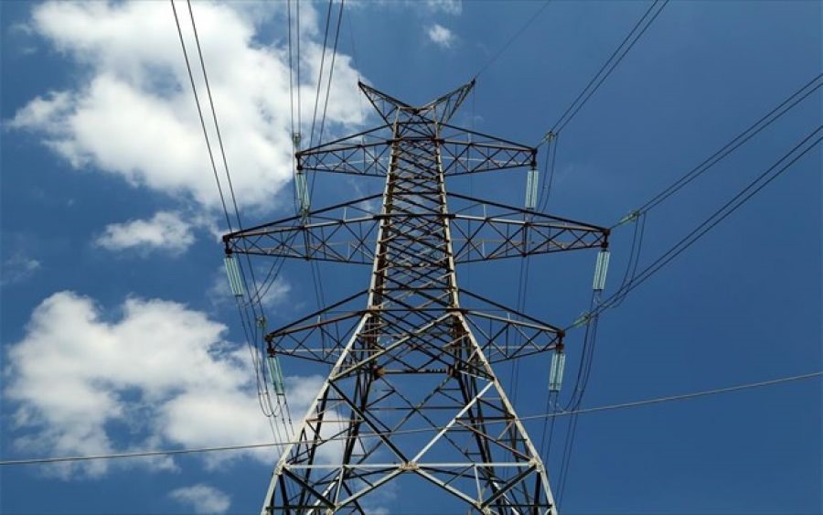 Τρία σενάρια στη μάχη για φθηνότερο ηλεκτρικό ρεύμα