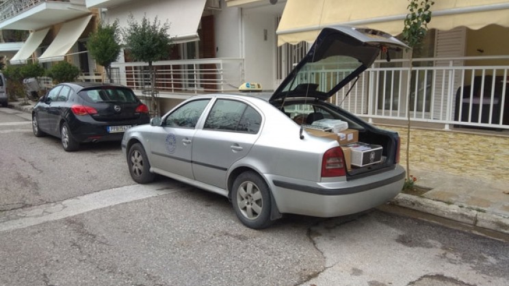Η Γενική Ταχυδρομική επιστράτευσε τα ταξί στη Λάρισα 