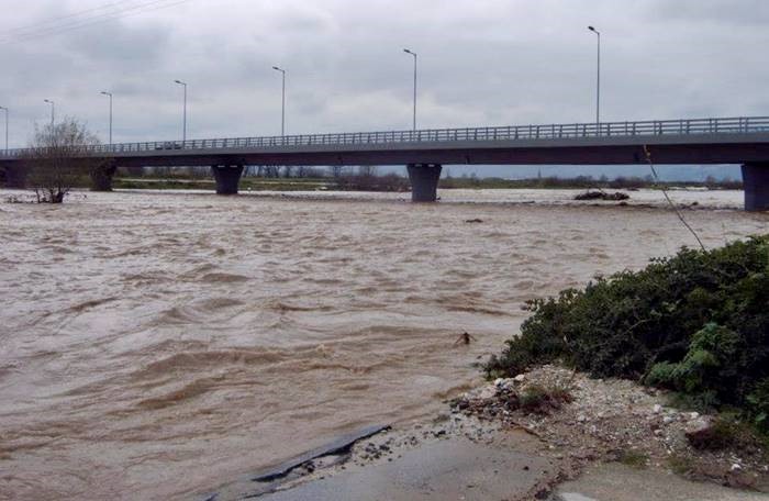 Ελασσόνα: Ο νέος ρύπος του ποταμού είναι τα ελαστικά