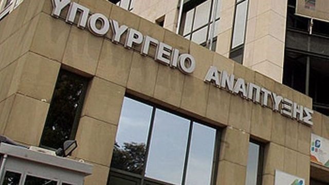 Αναβάλλεται η επίσκεψη Μητσοτάκη στον Σκρέκα