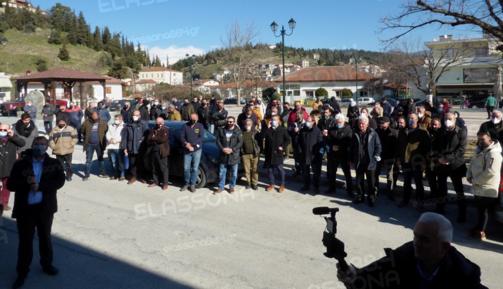 Ελασσόνα: Οι κτηνοτρόφοι έξω από τη ΔΕΗ για το ρεύμα