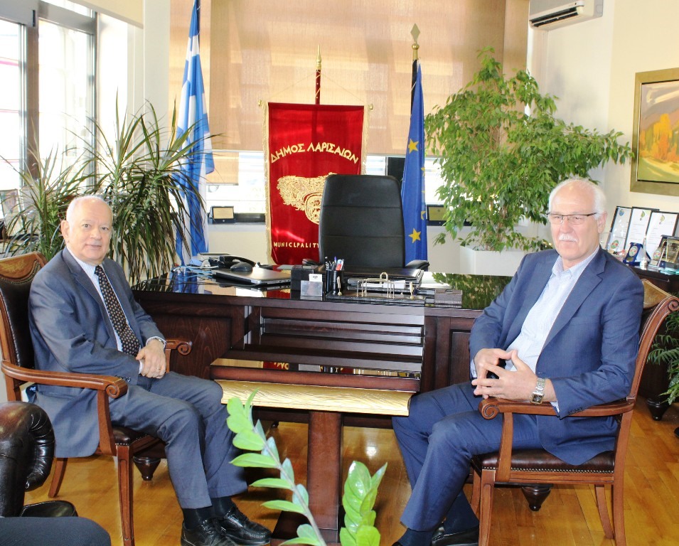 Το ΚΕΠ δανειοληπτών εγκαινίασε στη Λάρισα ο υπουργός Οικονομίας